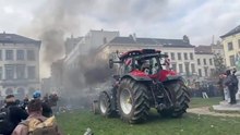Trattori davanti al Parlamento europeo, lancio di pietre e fumogeni