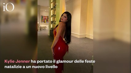 Kylie Jenner fata del Natale: eterea in piume per la festa di Kylie Cosmetics