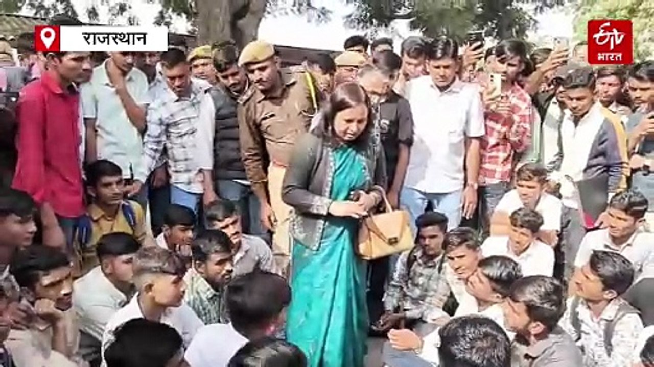 बाड़मेर: फीस वृद्धि के खिलाफ एबीवीपी कार्यकर्ताओं ने कॉलेज गेट पर जड़ा ताला, किया विरोध प्रदर्शन
