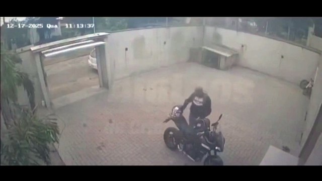 Mulher vê marido sendo assaltado, saca arma e troca tiros com bandidos na garagem de casa