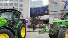 Migliaia di agricoltori in corteo, strade bloccate al quartiere Ue di Bruxelles