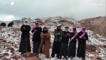La prima neve dell'inverno ricopre il Jabal al-Lawz in Arabia Saudita