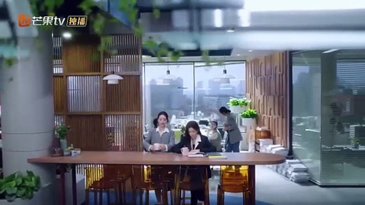 The girl bite the CEO's neck and lavishly acted spoiled toward him！