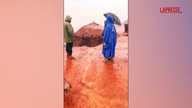 Iran: piove sull'isola di Hormuz, l'acqua del mare si colora di rosso