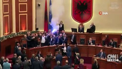 Arnavutluk'ta meclis böyle karıştı! Meşale yakıldı, şişeler fırlatıldı: Adeta meydan savaşı...