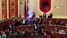 Arnavutluk'ta meclis böyle karıştı! Meşale yakıldı, şişeler fırlatıldı: Adeta meydan savaşı...