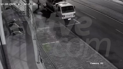 Câmera flagra tentativa de furto de carro sobre guincho na Avenida Brasil