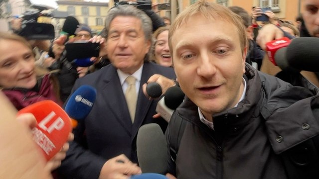 Delitto Garlasco, la ressa all'uscita di Alberto Stasi dal tribunale