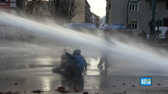 Torino, idranti in azione per disperdere il presidio davanti ad Askatasuna
