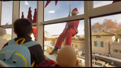 Babbi Natale si calano davanti al Bambino Gesù per i piccoli pazienti