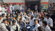फीस बढोतरी का विरोध, छात्रों ने दिया धरना