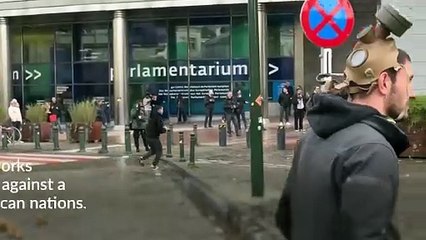 Farmers block roads in Brussels to protest against South America free trade deal