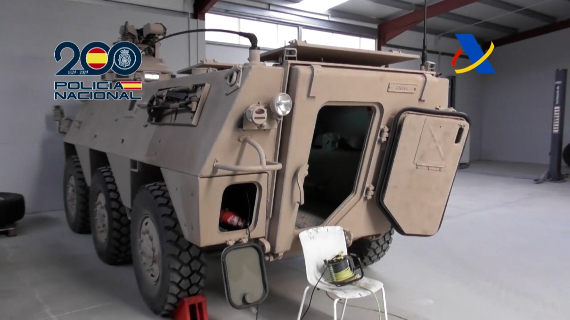 La Polic�a Nacional, en una operaci�n conjunta con la Agencia Tributaria, han desarticulado una organizaci�n presuntamente responsable de uno de los mayores fraudes de IVA que se conocen en el comercio de hidrocarburos. La cantidad defraudada rondar�a los 300 millones de euros durante los a�os 2023 y 2024. En una vivienda de �vila se ha descubierto incluso un taller clandestino de armas de fuego y un veh�culo b�lico blindado con un ca��n ametrallador de gran calibre instalado. A los ocho detenidos y a los investigados se les imputan presuntos delitos de blanqueo de capitales, contra la Hacienda P�blica, pertenencia a organizaci�n criminal y, a uno de los l�deres, tenencia il�cita de armas.