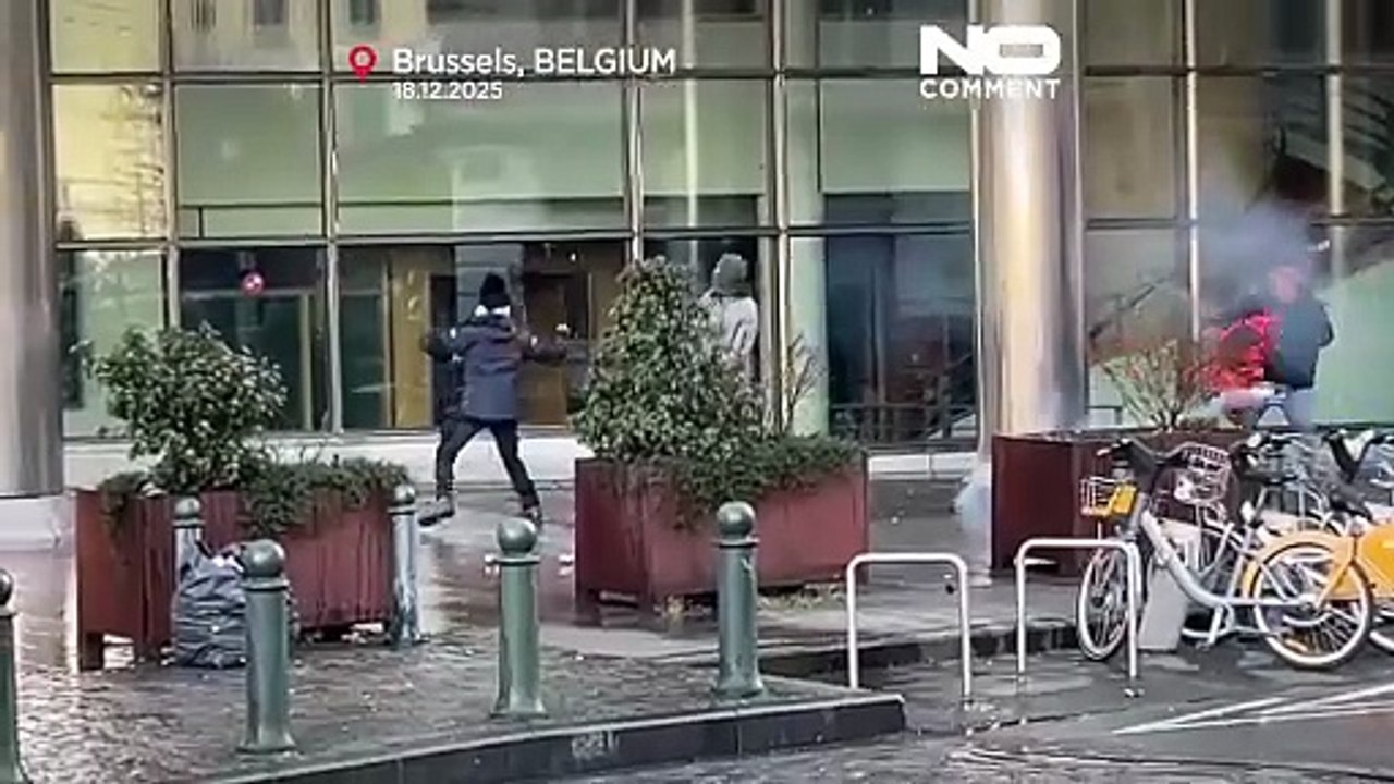 Bauern und Polizei geraten nahe dem Europaparlament in Brüssel aneinander