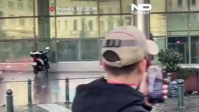 Συμπλοκές αγροτών με την αστυνομία κοντά στο Ευρωπαϊκό Κοινοβούλιο στις Βρυξέλλες