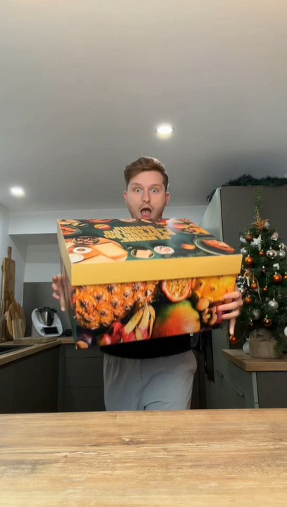 Colis XXL de fin d’année Grand Frais 😱✨Plein de gourmandises à l’intérieur qu’on va découvrir dans cette vidéo 🎉✨Saumon, Saint-Jacques, fromage de chèvre au chocolat, ananas, mangue ou encore gambas… il y en a pour tous les goûts 😍🔥