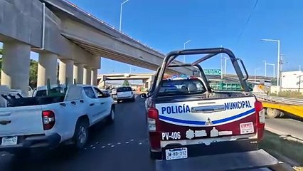 Se arroja de puente y paraliza autopista en Puerto Vallarta | CPS Noticias