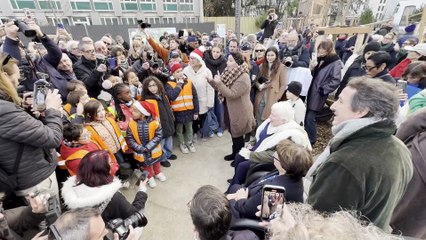 Vidéos - Line Renaud, 97 ans, a inauguré un jardin public qui porte son nom, à Lille, France, le 17 décembre 2025Agence / Bestimage