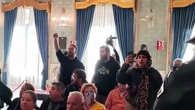 Irrumpen en el pleno del Ayuntamiento de Alicante para protestar contra los desahucios.