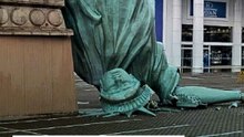 El viento derriba una "Estatua de la Libertad"
