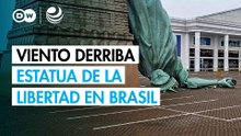 El viento derriba una "Estatua de la Libertad"