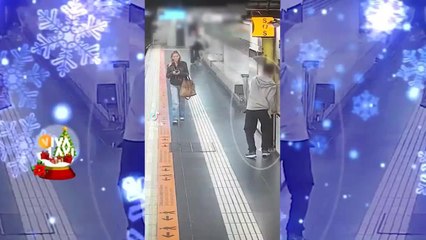 Mujer salva a hombre de morir en vías del metro