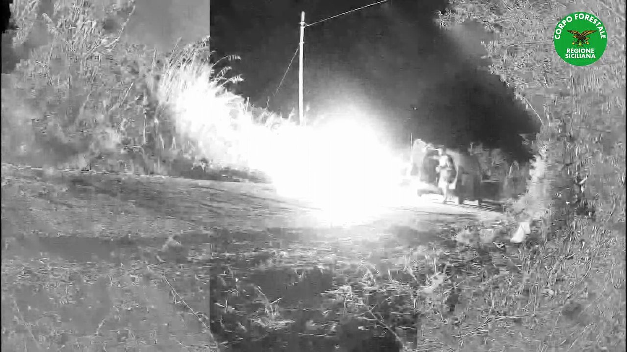 Anziana appicca un incendio nel territorio di Trabia, la scena viene ripresa dalle telecamere. IL VIDEO