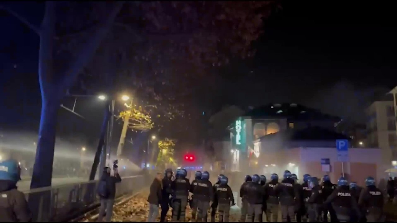 Askatasuna Torino, il corteo dopo lo sgombero: i manifestanti tentano di rientrare nel centro sociale. Respinti con gli idranti