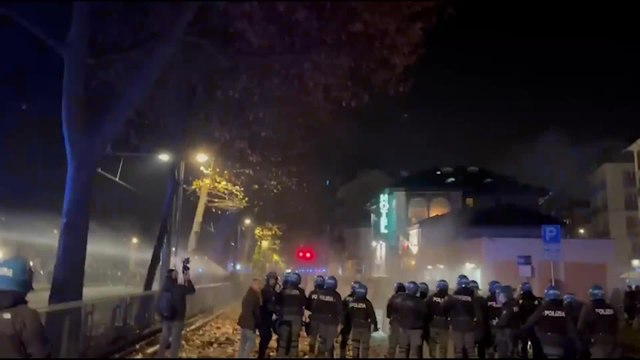 Askatasuna Torino, il corteo dopo lo sgombero: i manifestanti tentano di rientrare nel centro sociale. Respinti con gli idranti