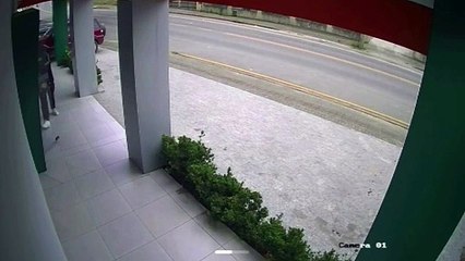 Bandidos invadem cooperativa de crédito, rendem funcionários e fogem com dinheiro em SC