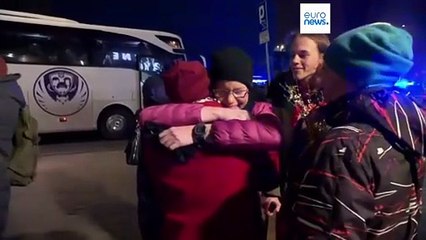 "Éramos prisioneiros estrangeiros": opositores bielorrussos libertados chegam a Varsóvia