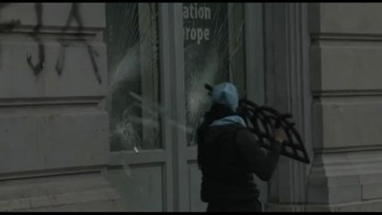 Ue, scontri polizia e agricoltori, vetrine rotte e fuochi d'artificio