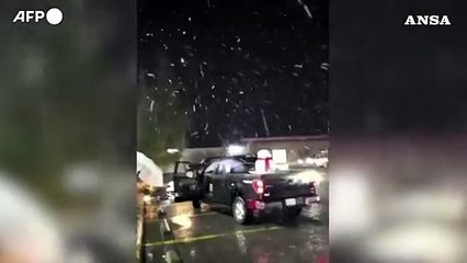 Arabia Saudita, rara nevicata sulla citta' di Hail