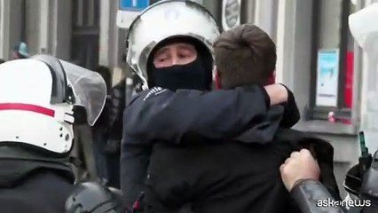 Ue, scontri polizia e agricoltori, vetrine rotte e fuochi d'artificio