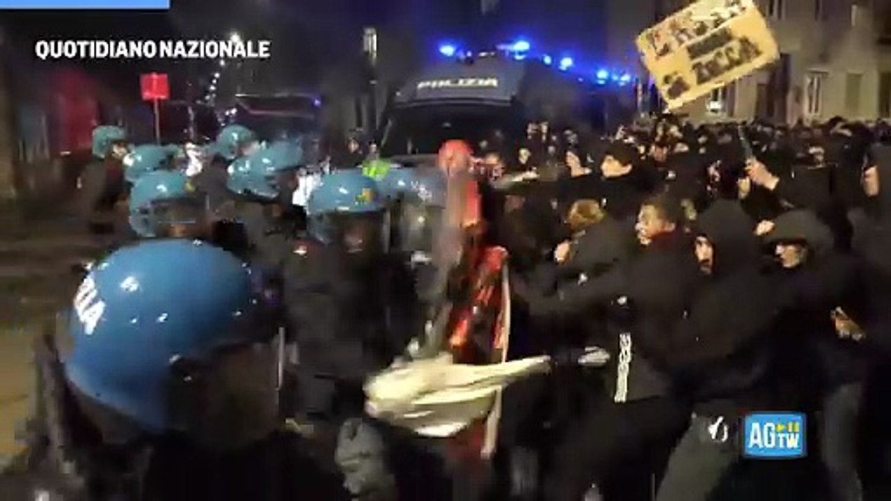 Torino, tensione davanti al centro sociale Askatasuna dopo lo sgombero. Cariche e idranti