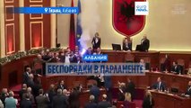 Албания: депутаты от оппозиции вступили в столкновения с полицией в парламенте