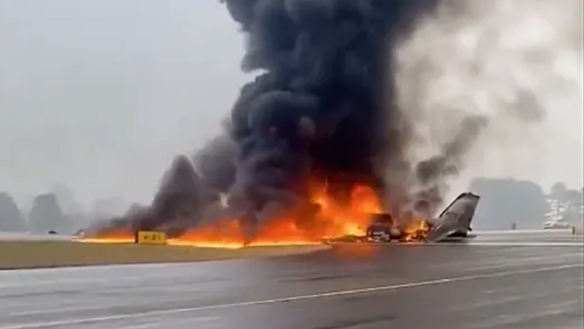 El mundo de las carreras de motor, especialmente la NASCAR, se encuentra de luto tras la tr�gica confirmaci�n del fallecimiento del expiloto Greg Biffle, su esposa Cristina, y sus dos hijos, Emma y Ryder, en un devastador accidente de avioneta. La aeronave, que era propiedad del reconocido deportista, se estrell� este jueves al aterrizar en el Aeropuerto Regional de Statesville, situado a unos 70 kil�metros al norte de Charlotte, en Carolina del Norte. El impacto dej� varias v�ctimas mortales, seg�n confirm� la oficina del alguacil del condado de Iredell.
La tragedia ocurri� alrededor de las 10:15 hora local (15:15 GMT). El avi�n, un modelo Cessna C550 con capacidad para hasta siete pasajeros, se precipit� a tierra minutos despu�s de despegar de esa terminal. Las causas exactas del siniestro est�n siendo activamente investigadas por las autoridades.
Aunque el alguacil Darren Campbell se�al� en rueda de prensa que hubo m�ltiples fallecidos, no los identific� formalmente. No obstante, la confirmaci�n de la identidad de las v�ctimas provino de una fuente cercana a la familia que los esperaba en Florida. El &lsquo;youtuber&rsquo; Garrett Mitchell, conocido en redes como Cleetus McFarland, utiliz� su p�gina de Facebook para corroborar la terrible p�rdida. Mitchell comparti� el doloroso destino de la familia Biffle, confirmando que se dirig�an a pasar la tarde con �l.
Mitchell, devastado, comparti� el mensaje que ha recorrido el mundo: "Lamentablemente, puedo confirmar que Greg Biffle, su esposa Cristina, su hija Emma y su hijo Ryder iban en ese avi�n, porque ven�an a pasar la tarde con nosotros. Estamos devastados".
Las im�genes difundidas desde el aeropuerto reflejaron la violencia del impacto, mostrando la aeronave envuelta en una gran bola de fuego tras el accidente. Equipos de emergencia acudieron de inmediato al lugar, mientras la zona permanece acordonada para facilitar la investigaci�n.
El plan de vuelo de la avioneta, seg�n FlightAware, indicaba que ten�a previsto volar a Sarasota, Treasure Cay y Fort Lauderdale, en Florida, antes de regresar a Statesville por la noche. Las autoridades, incluyendo la Patrulla Estatal de Carreteras de Carolina del Norte y la Administraci�n Federal de Aviaci�n (FAA), est�n procesando la escena del accidente e informando a los familiares de las v�ctimas. Es importante recordar que Greg Biffle no solo era conocido por su carrera en NASCAR, sino tambi�n por su hero�smo reciente, habiendo realizado cientos de misiones de rescate en helic�ptero tras el paso del hurac�n Helene en 2024. El Aeropuerto Regional de Statesville, donde ocurri� el suceso, es utilizado por equipos de NASCAR y empresas de la lista Fortune 500.