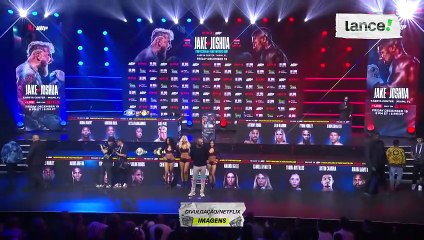 Ex-campeões do UFC Anderson Silva e Tyron Woodley se encaram antes de duelo no boxe