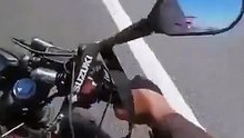 Pelea entre un motociclista y un auto