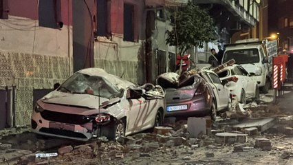 4 katlı binanın çatısından kopan parçalar park halindeki araçların üzerine düştü