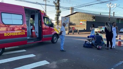 Motociclista de 19 anos fica ferida após colisão traseira no Centro de Cascavel