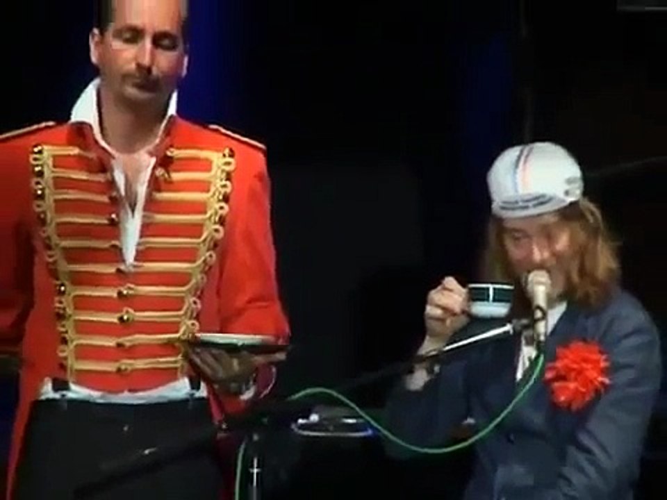 Helge Schneider - simuliert Mikrofonausfall Wackelkontakt 2004 (Live@Ulm)