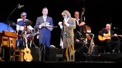 Helge Schneider - Mikrofonausfall in Dresden am Elbufer 2013    Helge Schneider, simuliert,  Mikrofonausfall