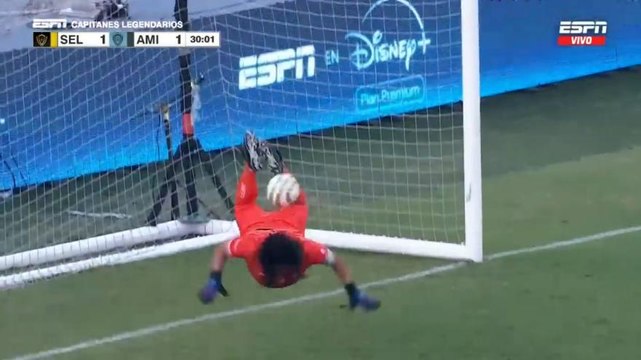 Higuita è tornato: la parata dello scorpione è più iconica che mai