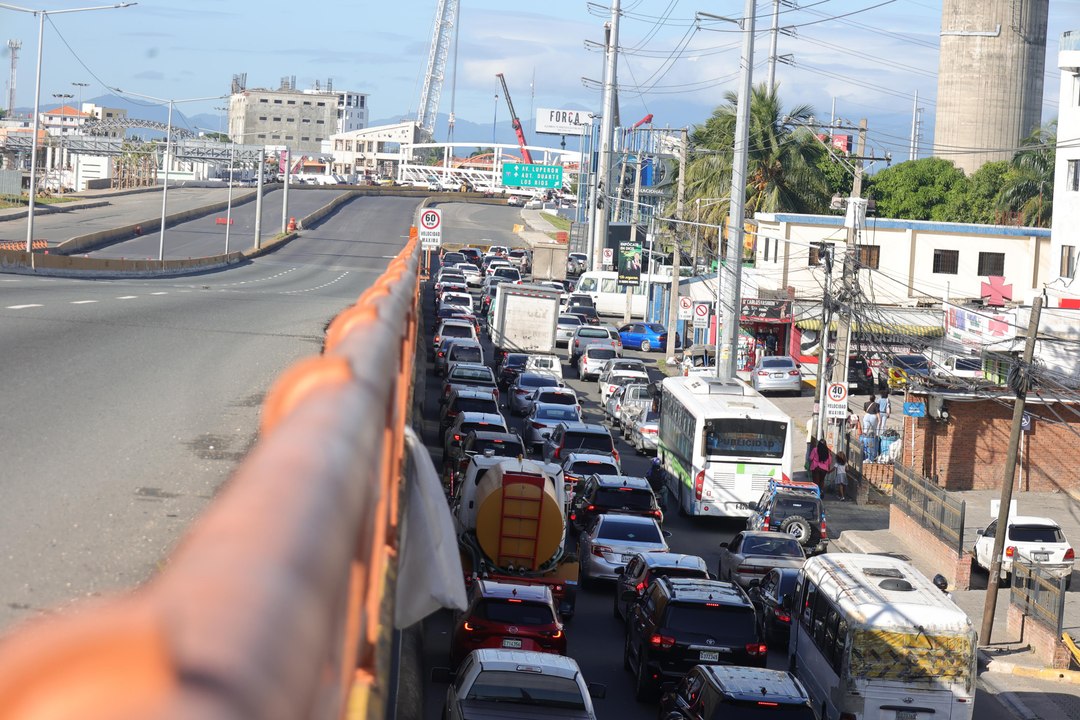 Cierre de carriles en el kilómetro 9 de la Autopista Duarte provoca largos taponamientos este domingo