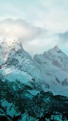 ❄️🏔️ Grand Teton, beauté figée par l’hiver Alors que la neige et la glace enveloppent Grand Teton, le parc national se transforme en un paradis hivernal aux paysages spectaculaires, où le silence et les reliefs sculptés par le froid...
