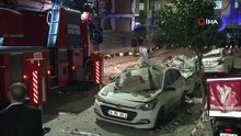 Zeytinburnu'nda kentsel dönüşümdeki binadan düşen parçalar, 3 otomobili hurdaya çevirdi