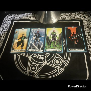 REPRESENTARSE UNO MISMO COMO REY REY DE ESPADAS PERSONAS MUY OSCURAS REY DE PENTACULOS PERSONAS MENOS OSCURAS 3 REY DE COPAS PERSONAS CLARAS 4 REY DE BASTOS PERSONAS RUBIAS SUPER CLARAS