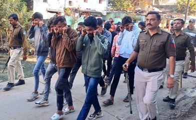 पत्थरबाजी के आरोपियों को कान पकड़कर लगवाई उठक-बैठक, पैदल ही क्षेत्र में घुमाया