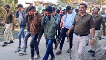 पत्थरबाजी के आरोपियों को कान पकड़कर लगवाई उठक-बैठक, पैदल ही क्षेत्र में घुमाया